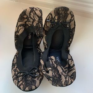 Yosi Samra Nude and Black Lace Flats - size 7